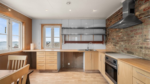 Kjøkkeninnredningen byr på rikelig med arbeidsflate og oppbevaring, med en praktisk utforming som gjør rommet funksjonelt i det daglige.