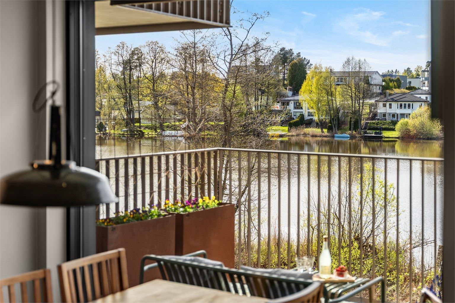 Velkommen til en moderne leilighet i første rekke med vakker utsikt over Kolbotnvannet. Foto:Oh Shots