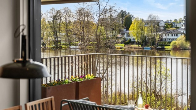 Velkommen til en moderne leilighet i første rekke med vakker utsikt over Kolbotnvannet. Foto:Oh Shots
