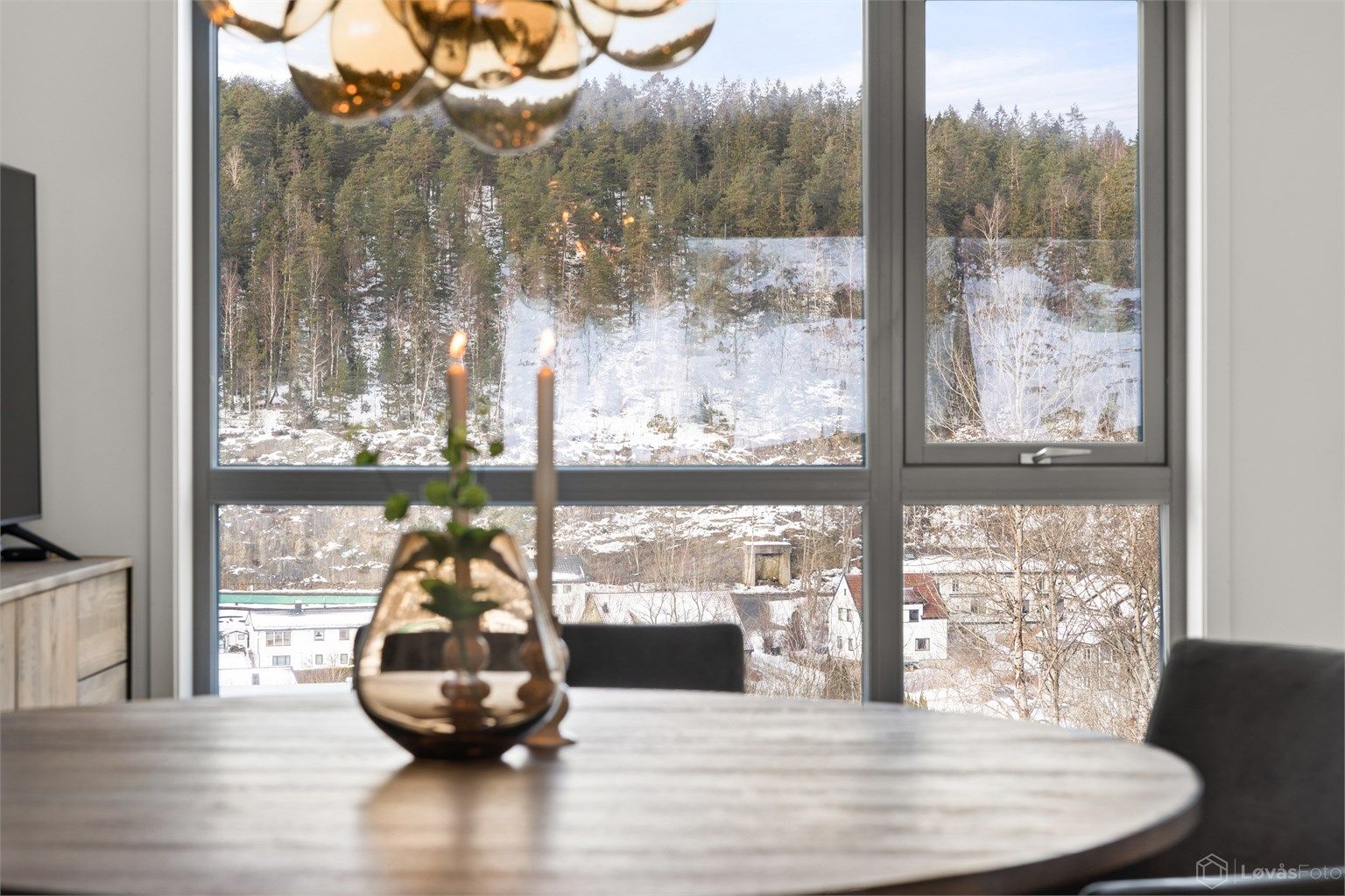 De store vinduene slipper inn rikelig med dagslys og rammer inn utsikten.