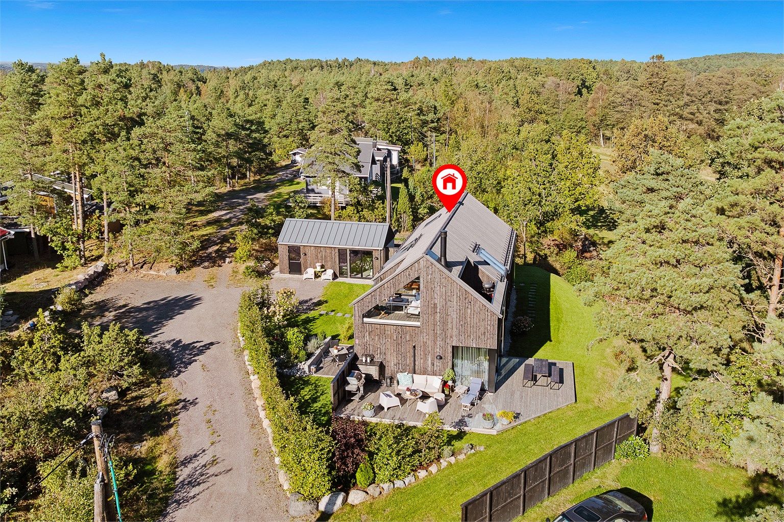 Fritidsboligen ligger fantastisk til på en høyde med skogen som nærmeste nabo og en romslig og naturskjønn vestvendt tomt - sol hele dagen. 