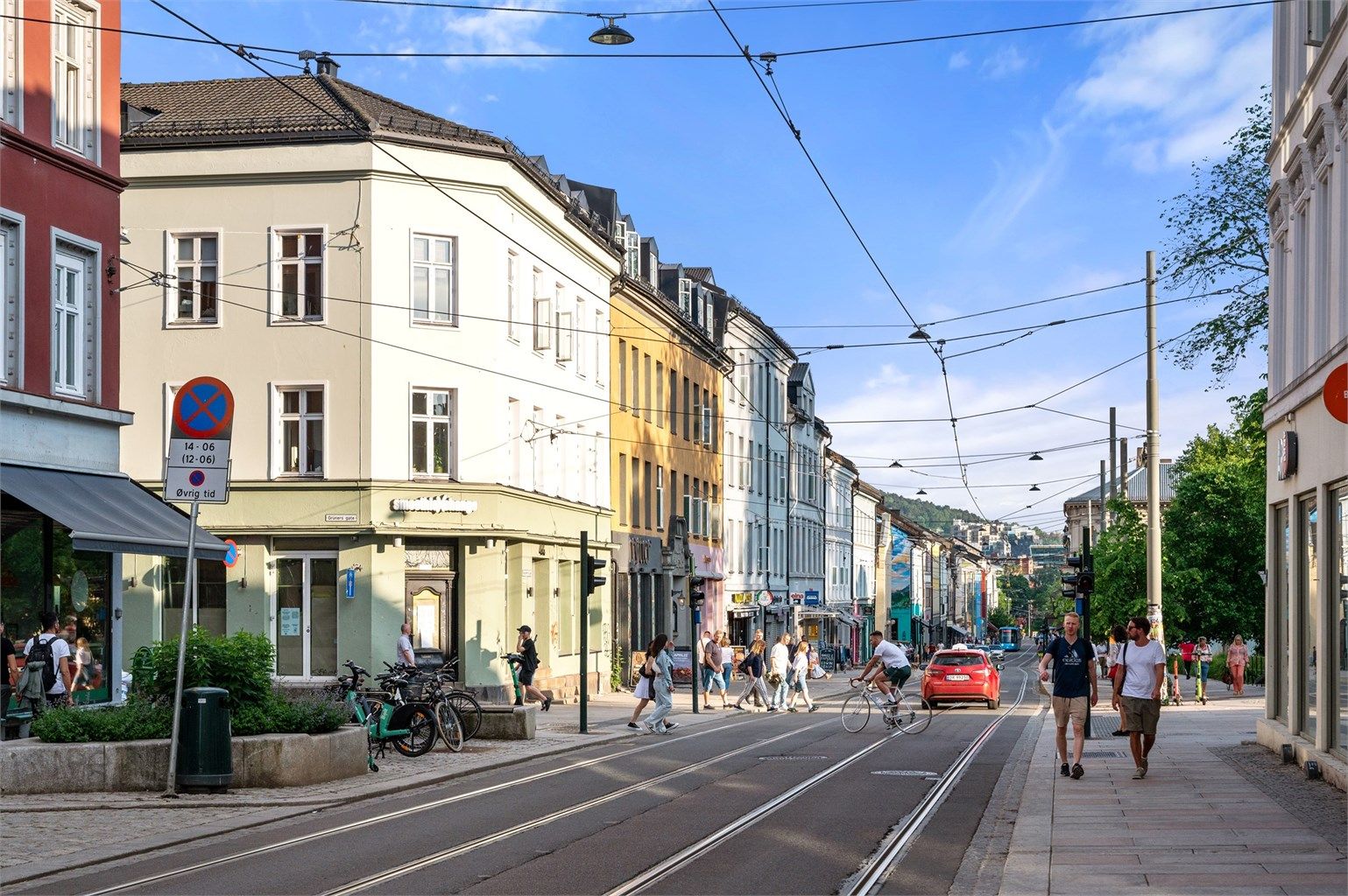 Det er godt med kollektivtilbud i umiddelbar nærhet, både fra Dælenenga, Birkelunden/Olaf Ryes plass og Københavngata - blant annet