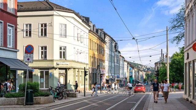 Det er godt med kollektivtilbud i umiddelbar nærhet, både fra Dælenenga, Birkelunden/Olaf Ryes plass og Københavngata - blant annet