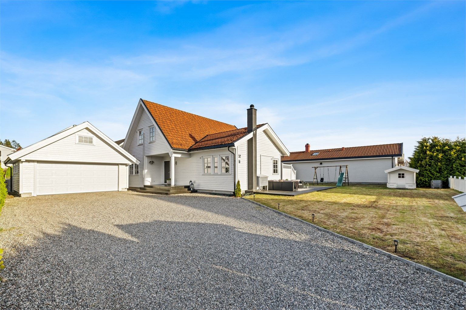 En moderne og innholdsrik enebolig med en familievennlig planløsning, usjenert tomt og dobbelgarasje.