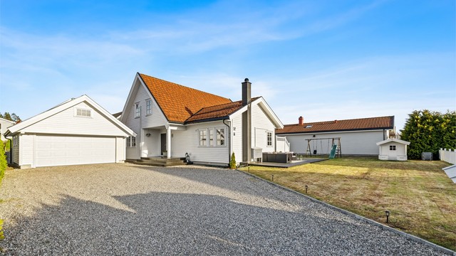 En moderne og innholdsrik enebolig med en familievennlig planløsning, usjenert tomt og dobbelgarasje.