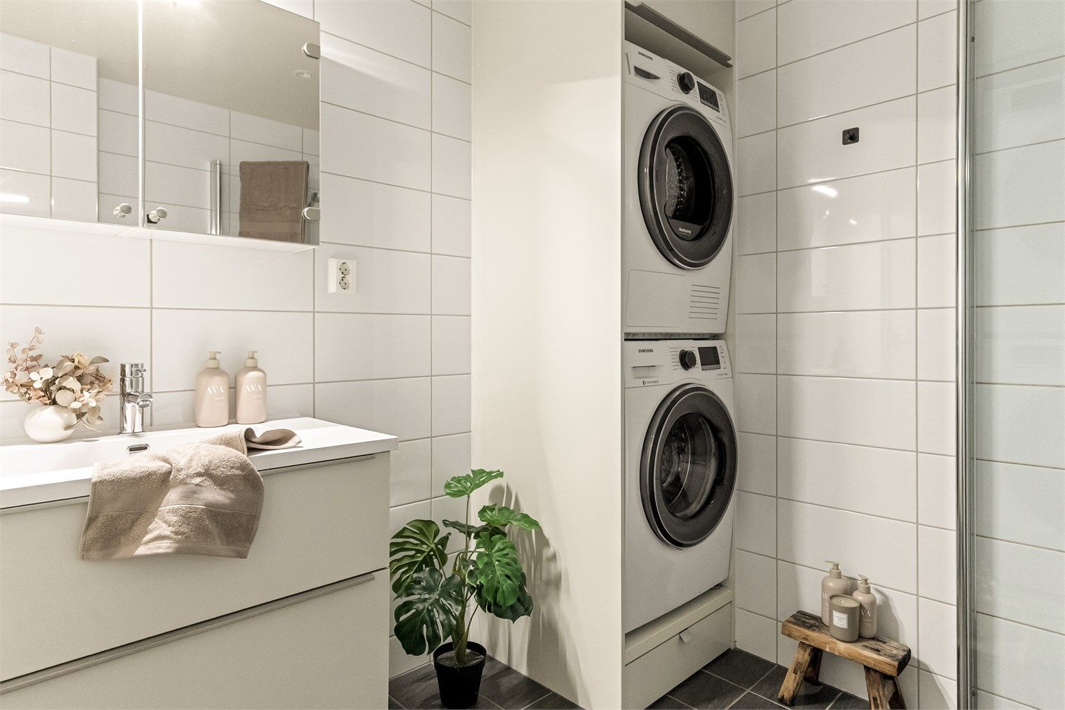 - Opplegg og plass til tørketrommel og vaskemaskin -