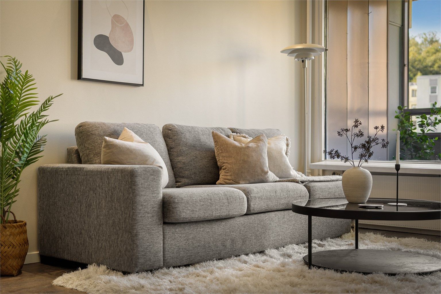 Nymalt stue i tidsriktige farger. 