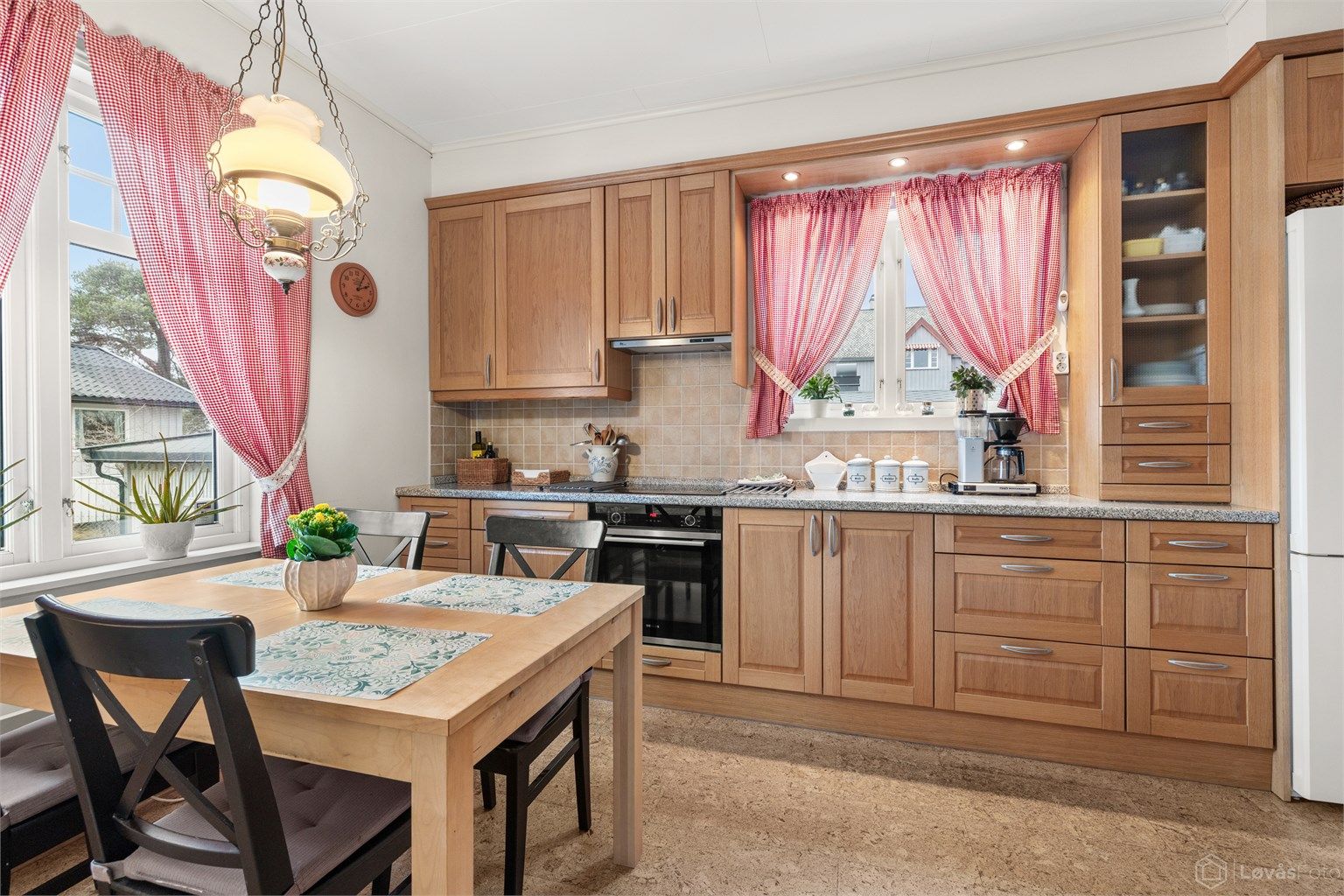 Kjøkkenet har integrert komfyr med induksjonstopp og mekanisk kjøkkenventilator.