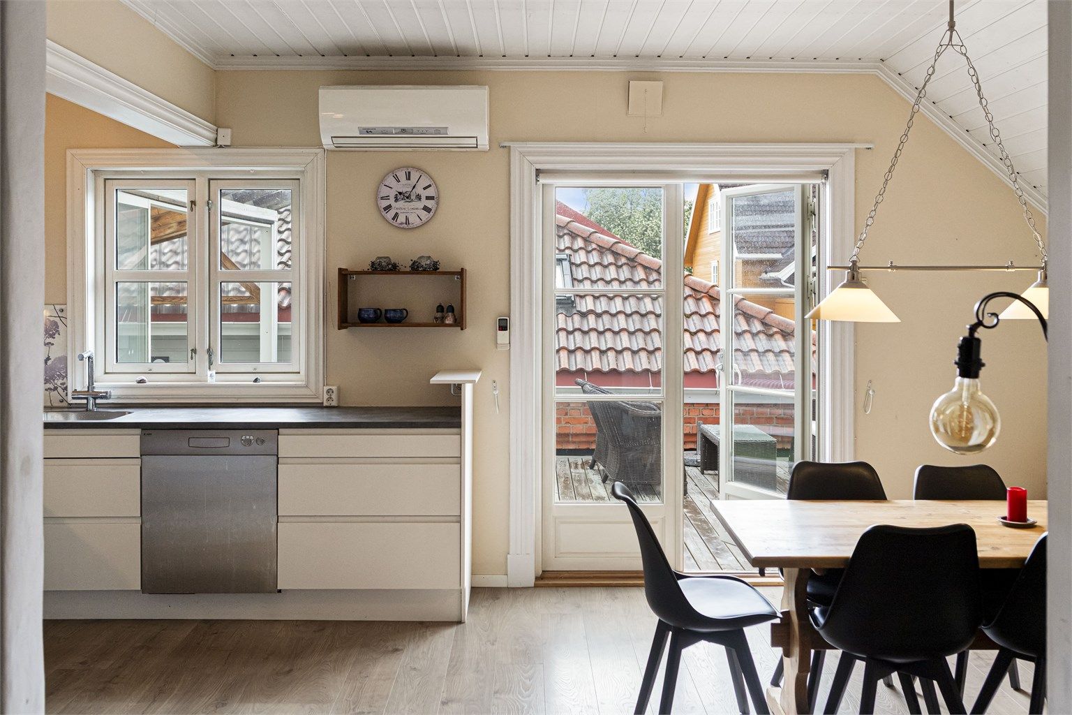 Fra kjøkkenet er det direkte utgang til uteplassen. Med Tønsberg stasjon kun fem minutters gange unna, er beliggenheten svært sentral.