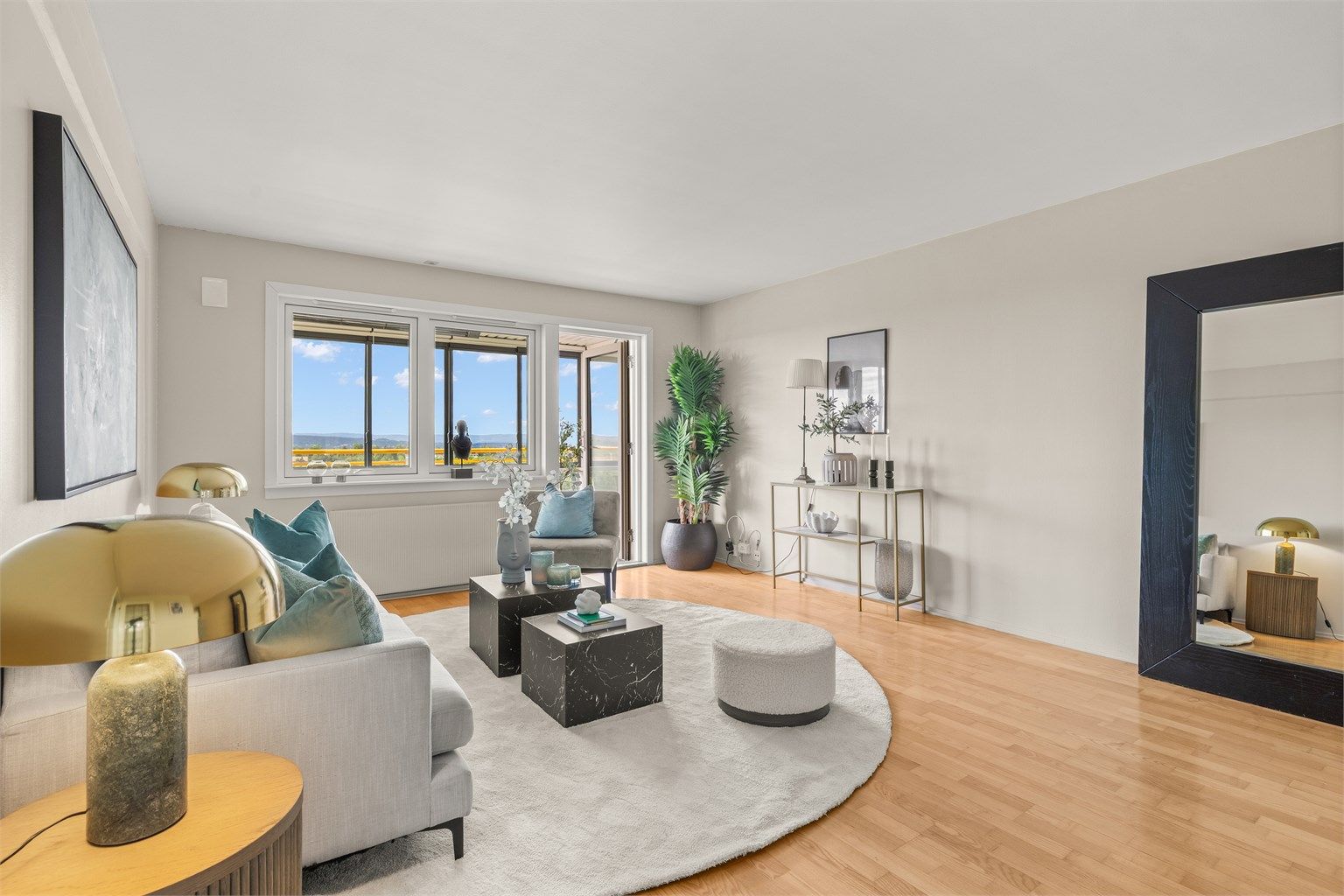 Velkommen til Høgåsveien 60- en solrik toppleilighet med panoramautsikt. Heis. Innglasset balkong. Garasjeplass. Fyring og v.vann inkl. IN-ordning