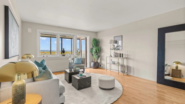 Velkommen til Høgåsveien 60- en solrik toppleilighet med panoramautsikt. Heis. Innglasset balkong. Garasjeplass. Fyring og v.vann inkl. IN-ordning