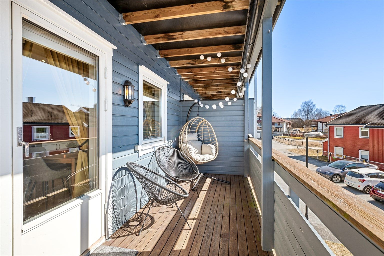 Fra stuen er det utgang til en veranda på 10 m² med gode solforhold og plass til utemøbler.