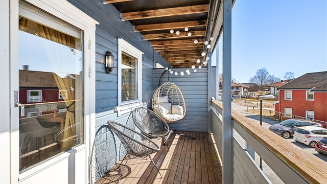 Fra stuen er det utgang til en veranda på 10 m² med gode solforhold og plass til utemøbler.