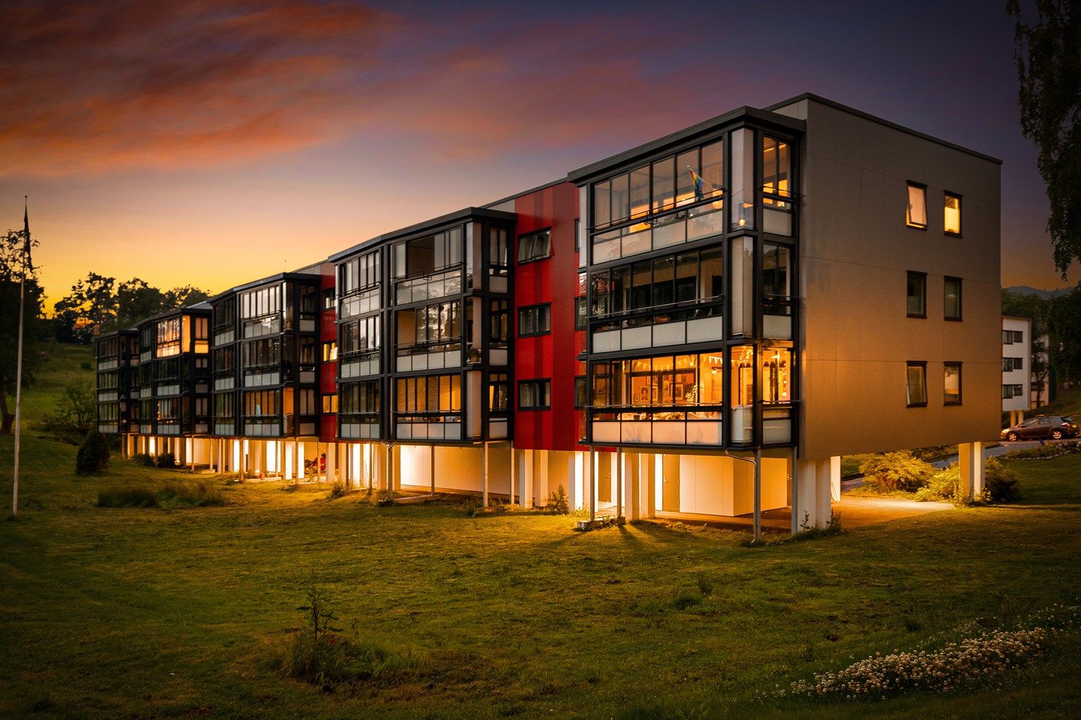 - Velkommen til Dag Hammarskjölds vei 49, en gjennomgående pen leilighet i høy 1. etasje med sørvendt innglasset balkong og balansert ventilasjon -