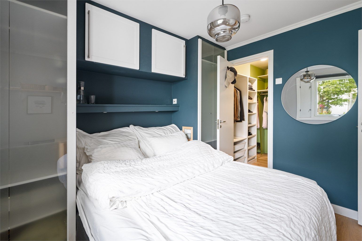 Fra soverommet er det direkte tilgang til en praktisk walk-in-garderobe/bod.