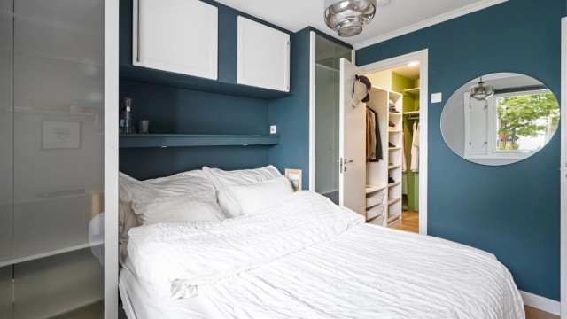 Fra soverommet er det direkte tilgang til en praktisk walk-in-garderobe/bod.