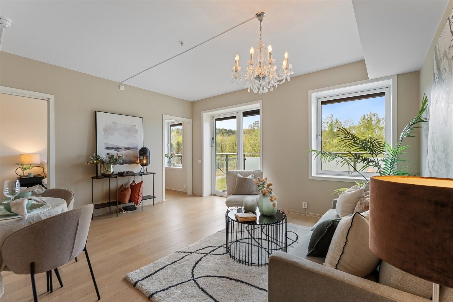 Lys og hyggelig stue med store vindusflater og god romfølelse