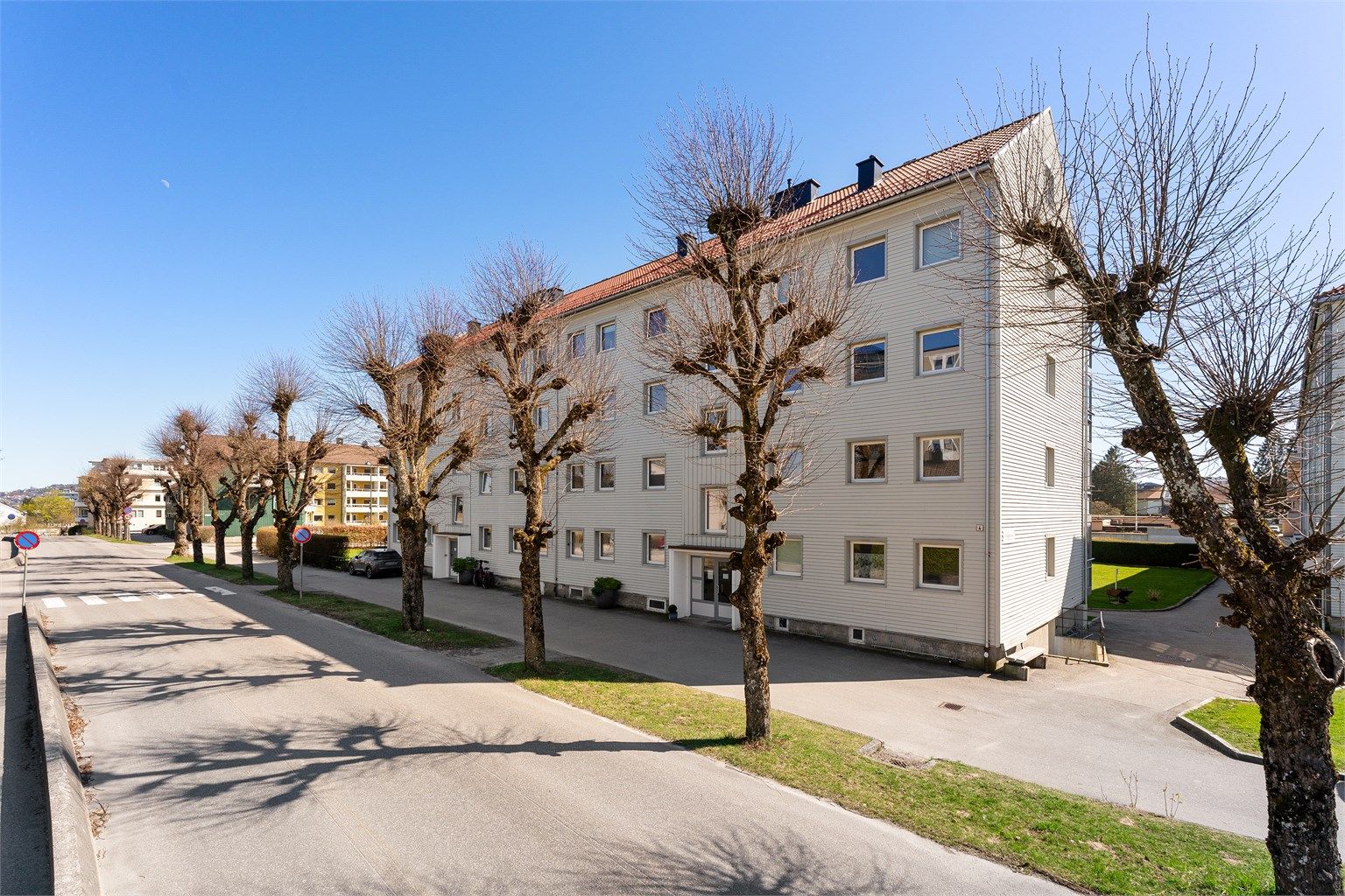 Det er rikelig med gratis gateparkering rett utenfor boligen