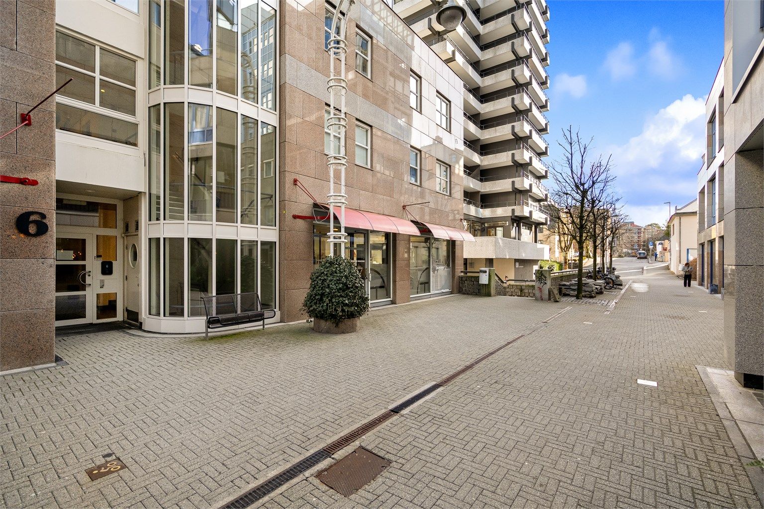 Det er fast parkeringsplass i lukket garasjeanlegg med mulighet for el-bil lader. Heis direkte til gateplan og i bygget opp til leiligheten. 