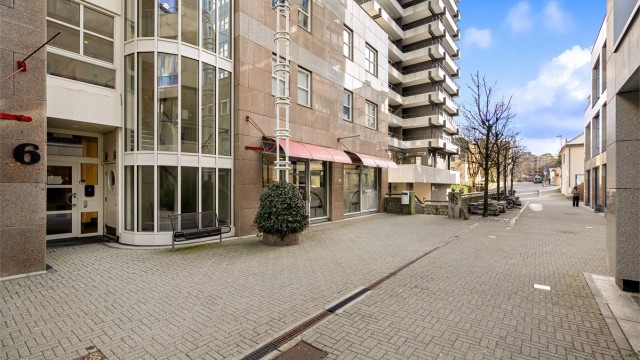 Det er fast parkeringsplass i lukket garasjeanlegg med mulighet for el-bil lader. Heis direkte til gateplan og i bygget opp til leiligheten.