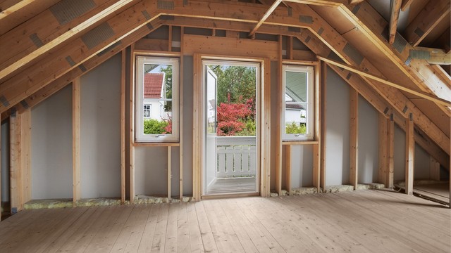 Uinnredet loftsetasje med utgang til veranda i overetasjen.