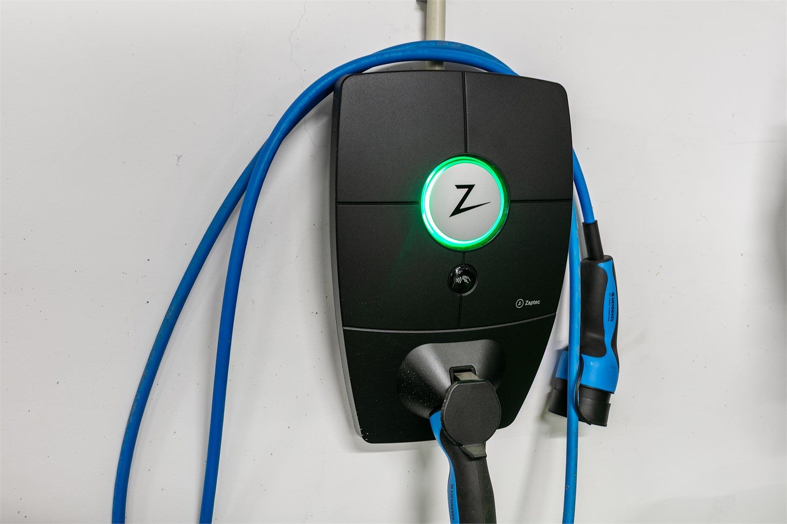 Elbillader er installert for enkel og effektiv lading.