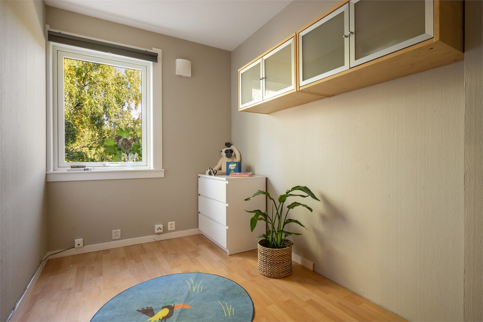 Soverom 2 og 3 har vinduer som gir godt med dagslys og egner seg godt som barnerom, gjesterom eller hjemmekontor, med plass til seng og øvrig møblering etter behov.