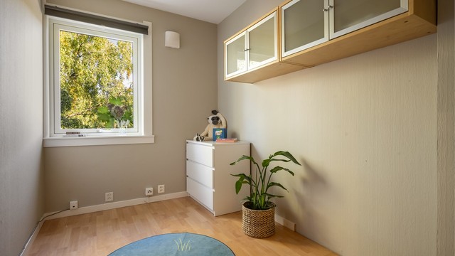 Soverom 2 og 3 har vinduer som gir godt med dagslys og egner seg godt som barnerom, gjesterom eller hjemmekontor, med plass til seng og øvrig møblering etter behov.
