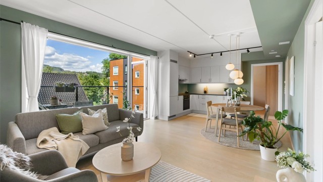 Store vindusflater slipper inn dagslys og kobler stuen til balkongen.