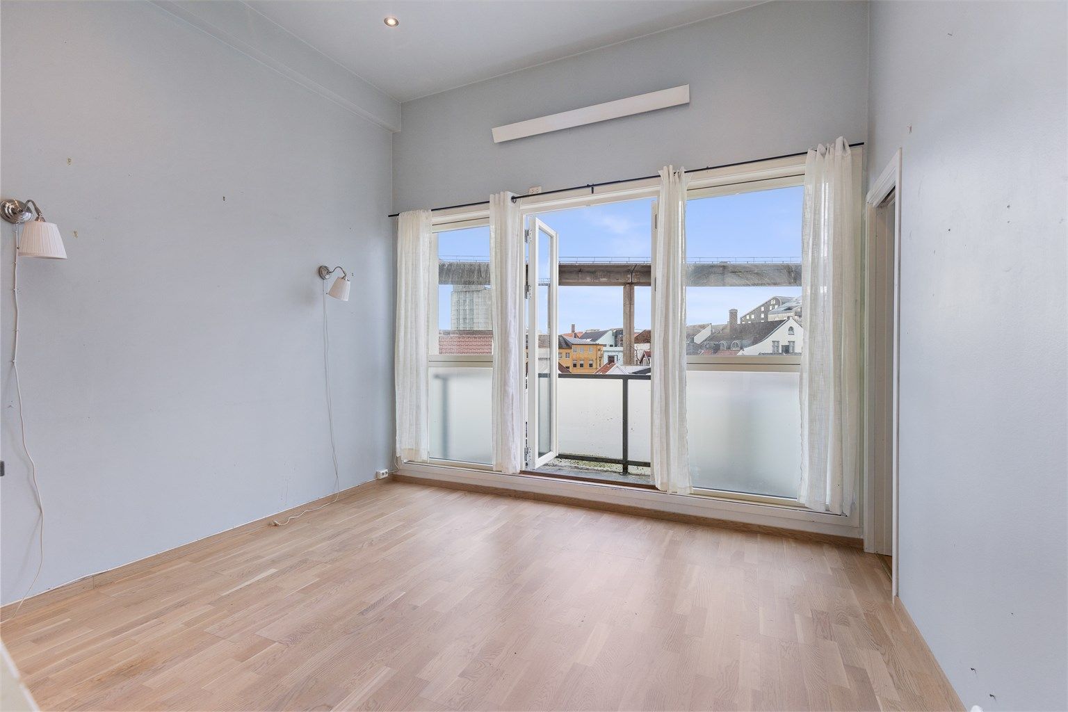 Store vinduer og utgang til balkong sørger for en lys og trivelig bolig.