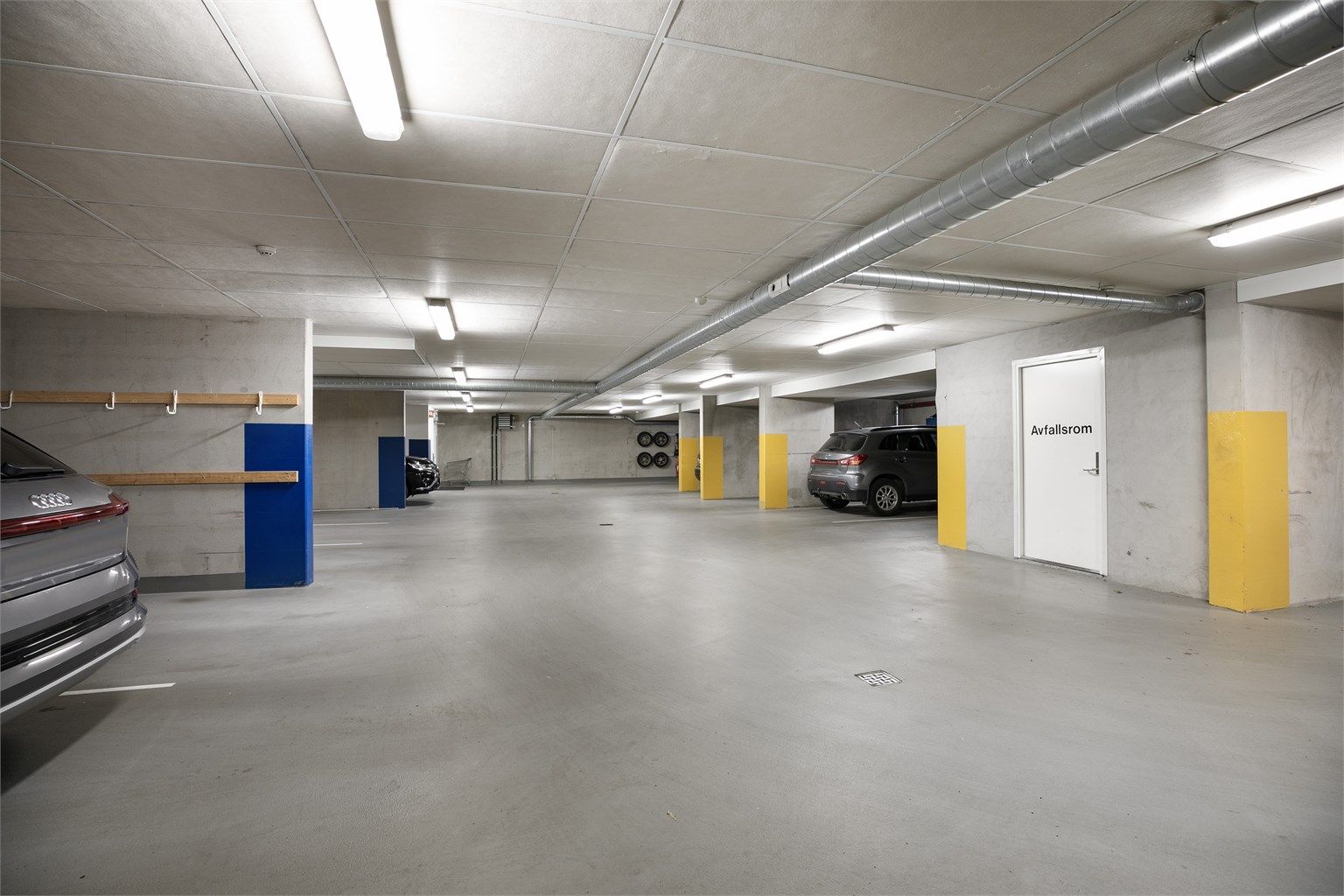 Leiligheten disponerer plass i felles garasjeanlegg under blokken.