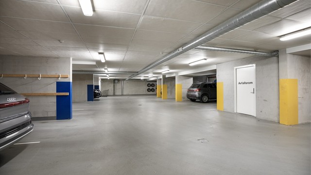 Leiligheten disponerer plass i felles garasjeanlegg under blokken.