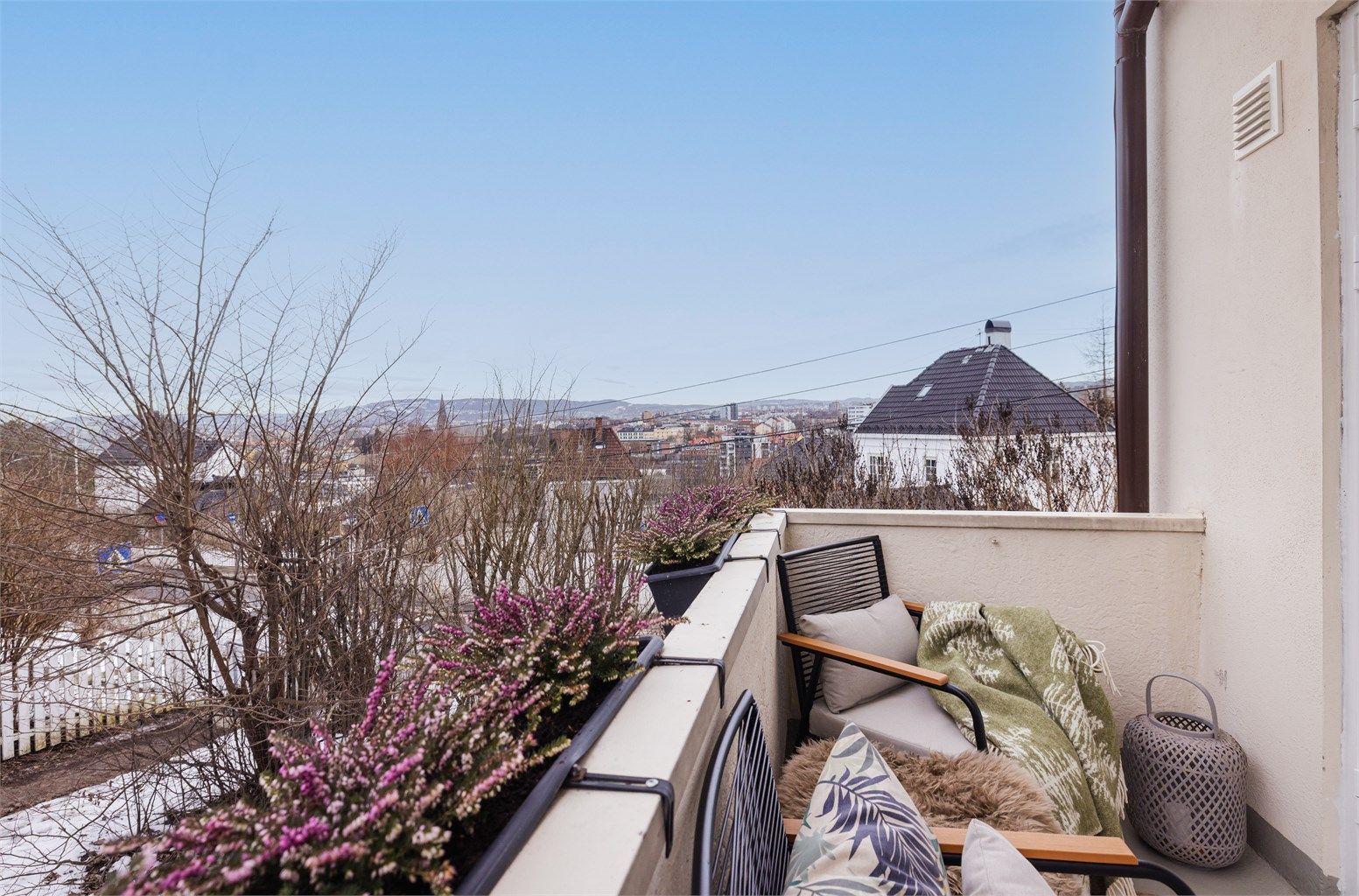 Fra stuen er det utgang til en vestvendt og solrik balkong. 