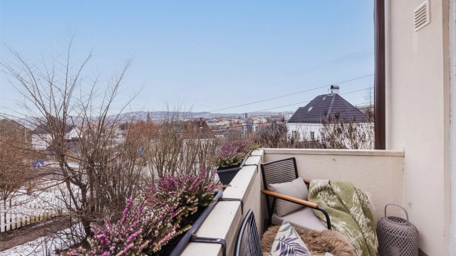 Fra stuen er det utgang til en vestvendt og solrik balkong.