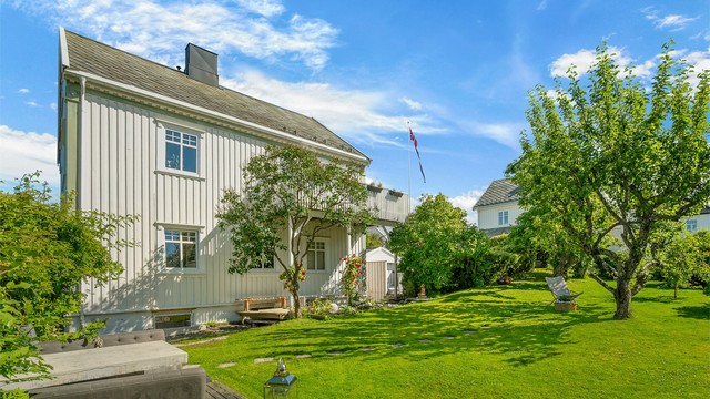 Den store hagen er et av eiendommens klare høydepunkter og byr på rikelig med grøntareal og flere hyggelige uteplasser.
