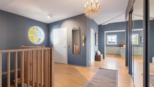 Romslig entré/hall. (I tillegg har leiligheten egen inngangsdør fra fellesgang i etasjen under, med trapp opp til leiligheten)