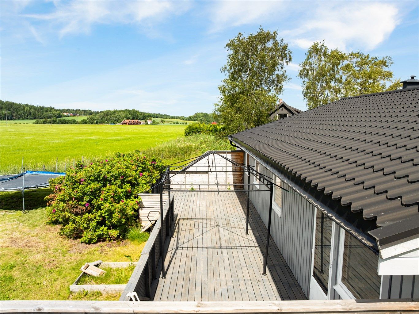 Solrik terrasse med utgang fra stuen. 