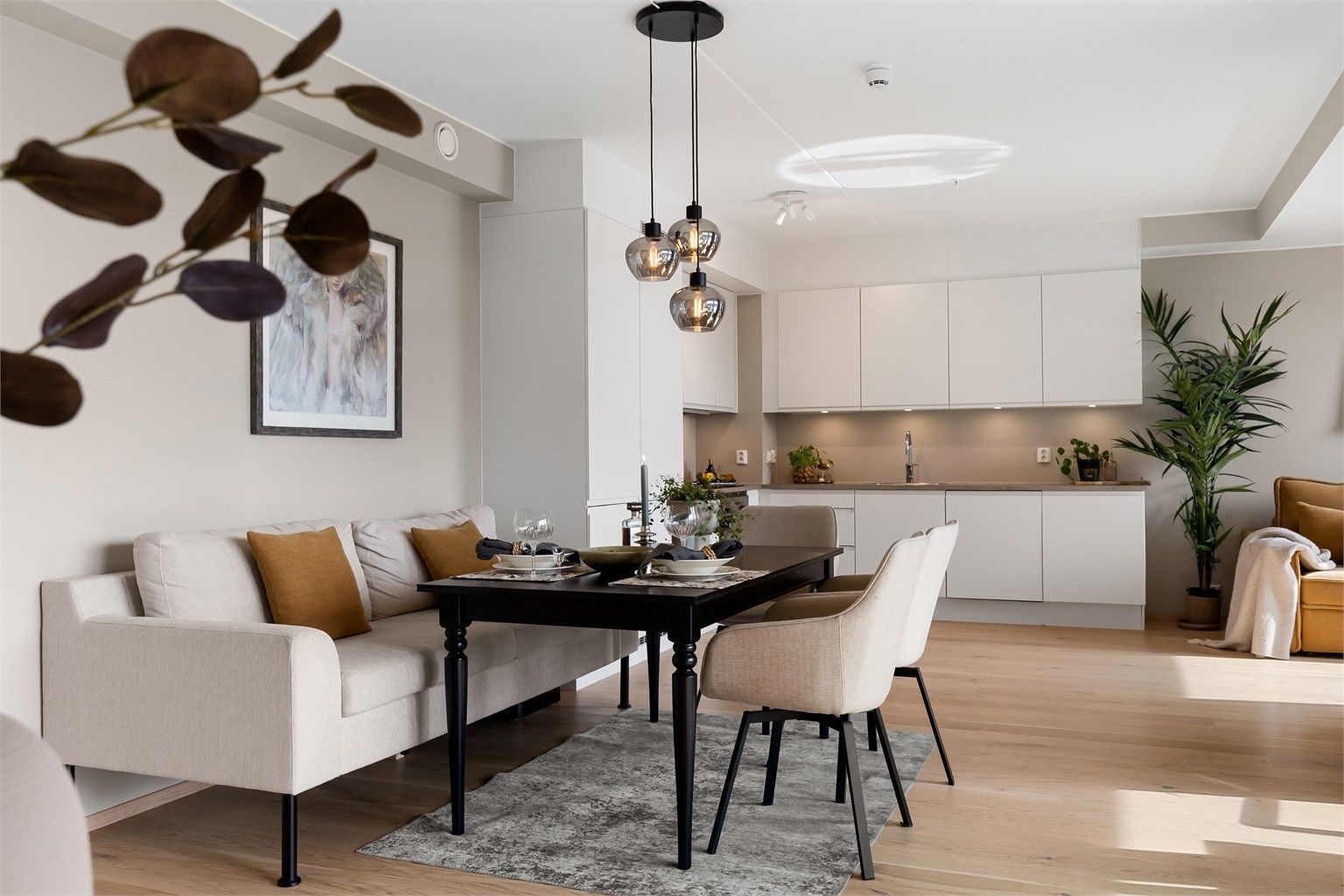 Spiseplassen er en naturlig del av den åpne sonen, med god plass til både hverdag og fest.