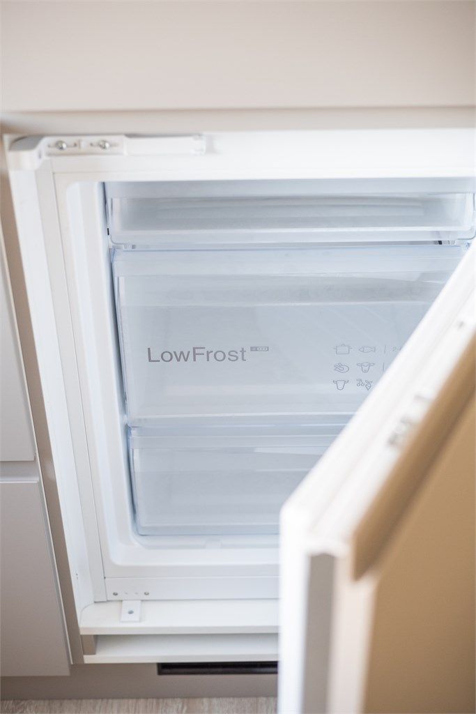 Det integrerte kombikapet har en praktisk frysedel med LowFrost-teknologi.