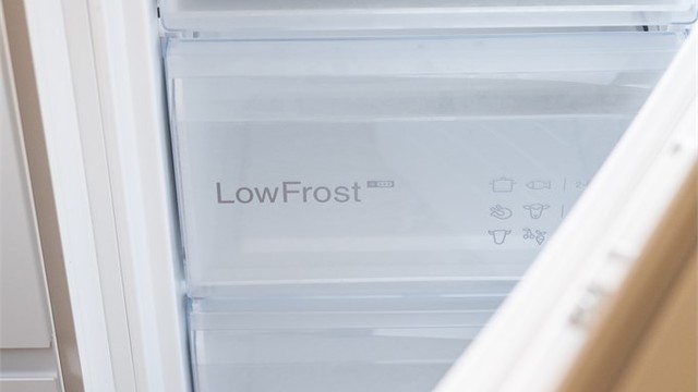 Det integrerte kombikapet har en praktisk frysedel med LowFrost-teknologi.