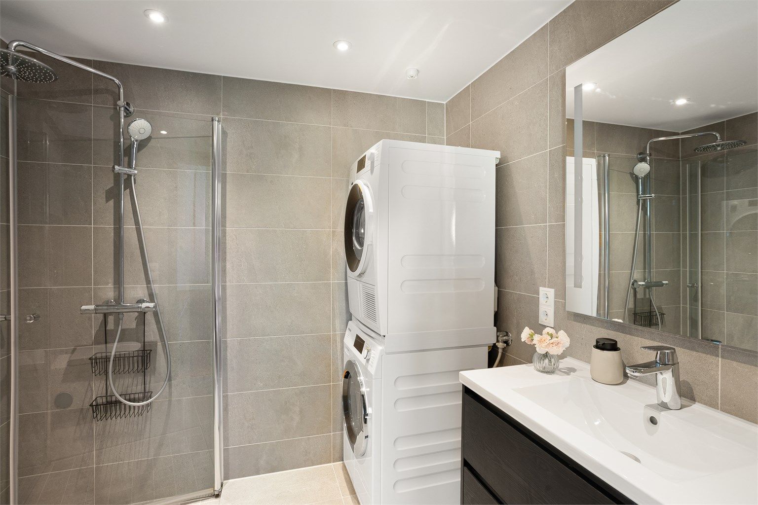 Det er opplegg og plass for både vaskemaskin og tørkterommel. 