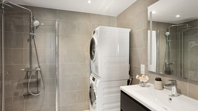 Det er opplegg og plass for både vaskemaskin og tørkterommel.