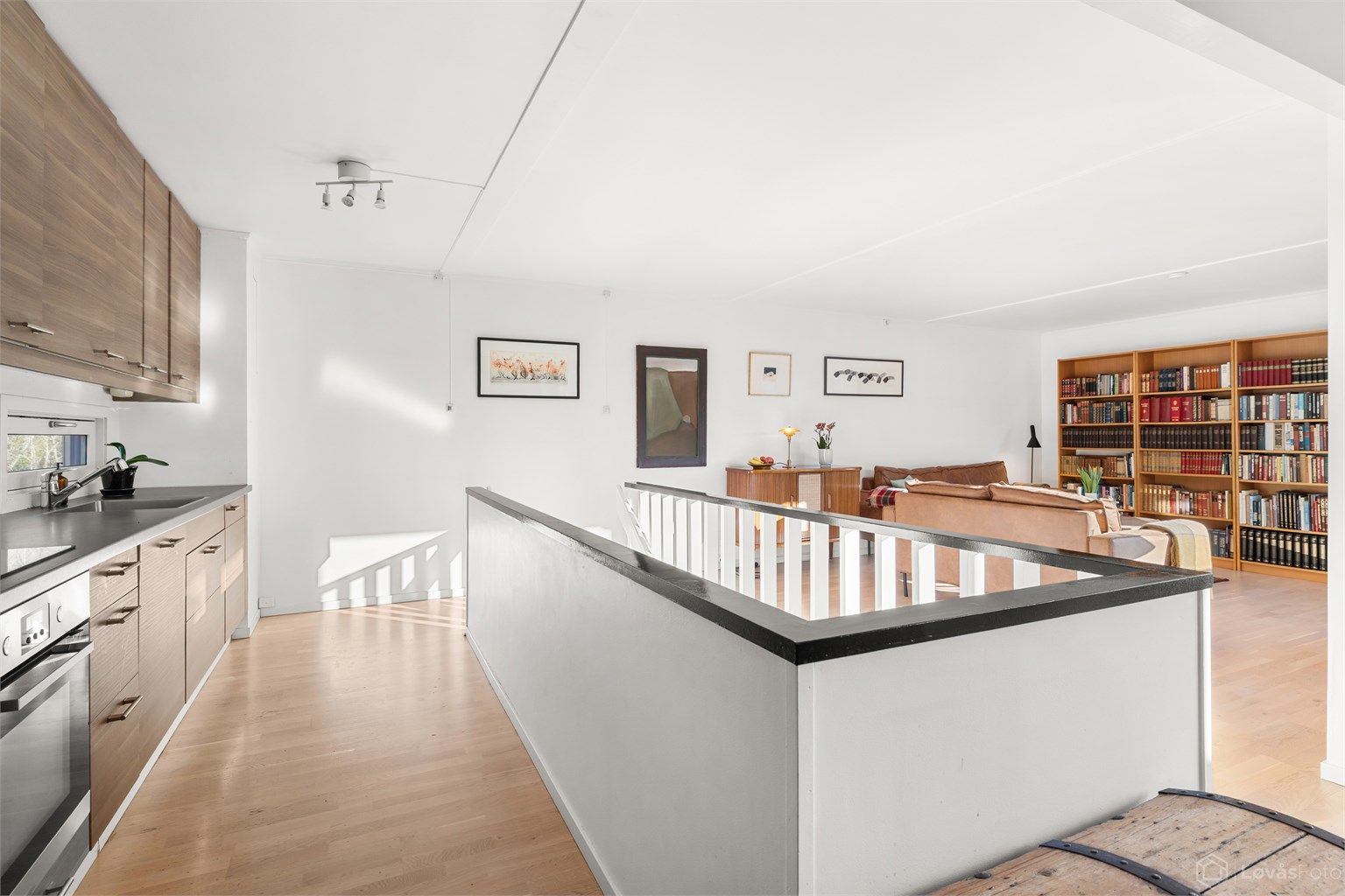 Kjøleskapet har fryser og praktisk vann- og isbitmaskin.