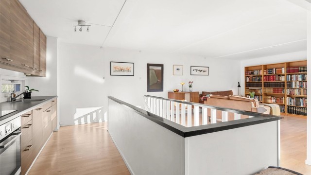 Kjøleskapet har fryser og praktisk vann- og isbitmaskin.