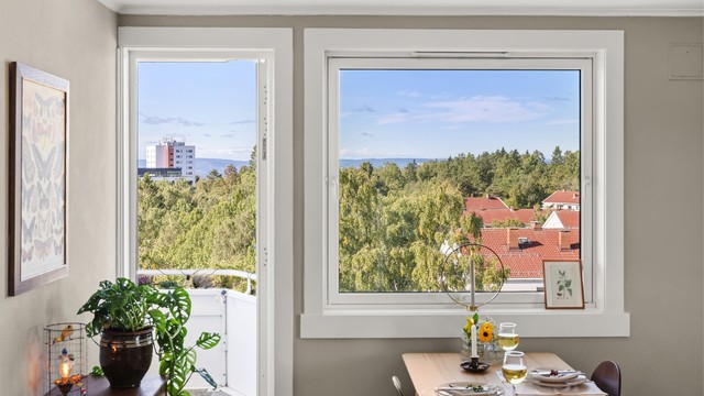 Fra stuen er det direkte utgang til den vestvendte balkongen.