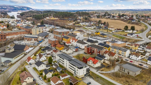Beliggende i Vestfossen sentrum med bl.a. togstasjon, legekontor, restaurant, skoler, kafe og matbutikker. Kort avstand til Fiskumvannet og Eikern med flotte rekreasjonsmuligheter.