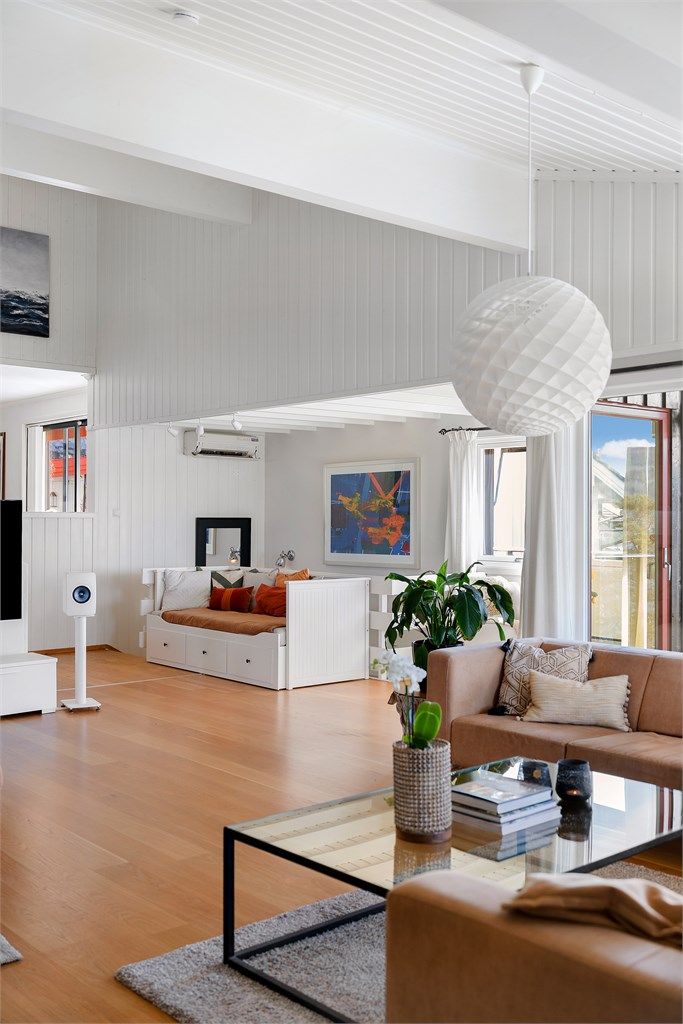 Effektiv oppvarming sikres av en varmepumpe fra 2019, som supplement til vedfyringen.