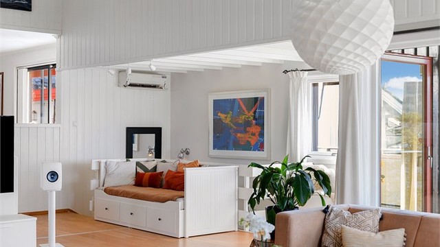 Effektiv oppvarming sikres av en varmepumpe fra 2019, som supplement til vedfyringen.