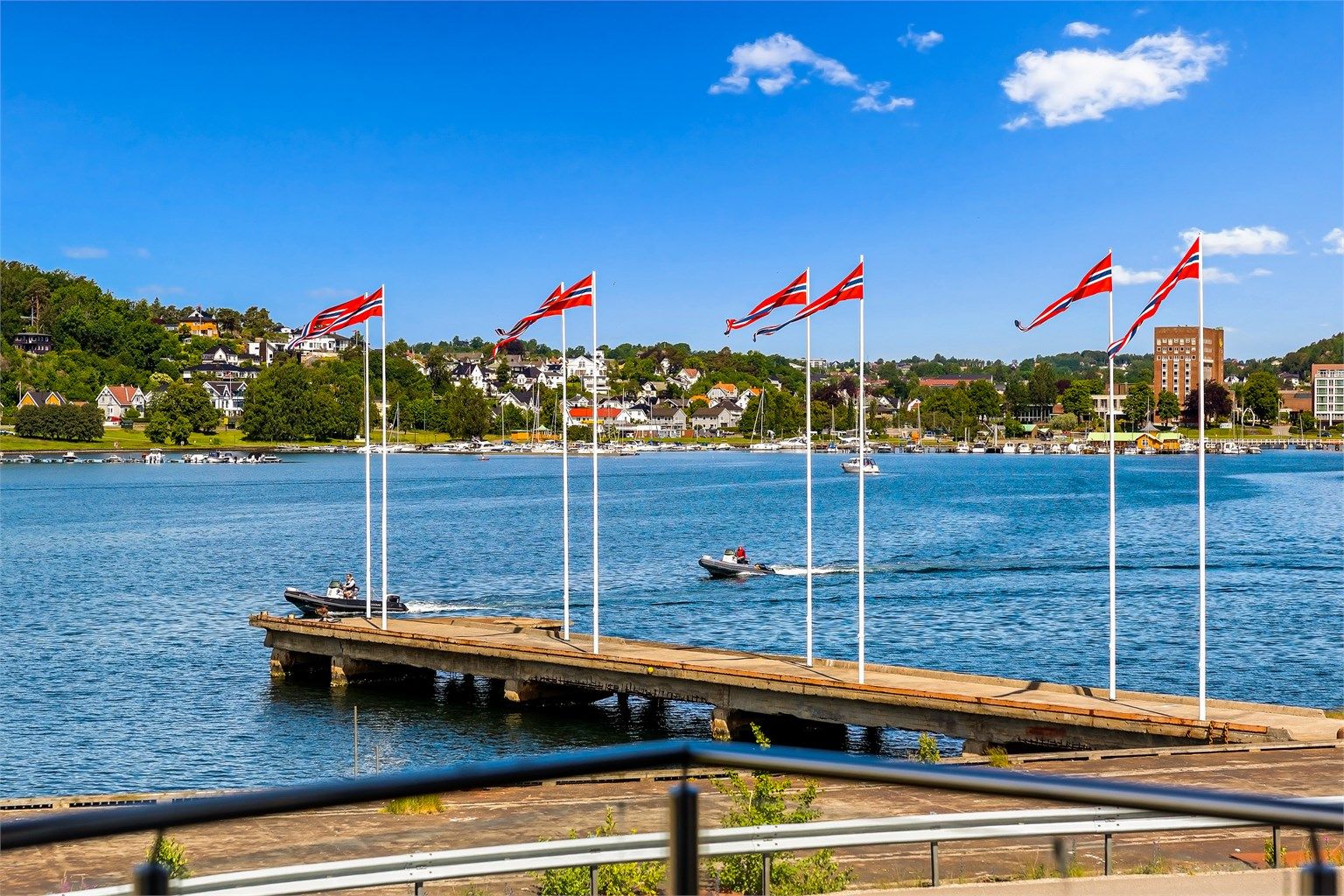 Nyt full oversikt over havnebassenget og det yrende livet på sjøen.