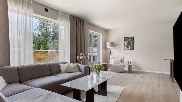 Store vindusflater slipper inn mye naturlig lys. Vinduer er fra 2025.